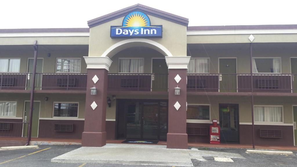 Days Inn by Wyndham Hot Springs Main image 1